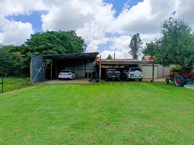 8 Bedroom House in Monavoni