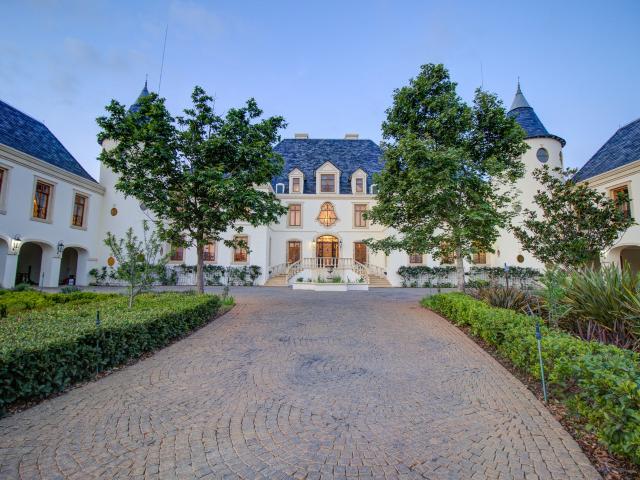 8 Bedroom House in Mooikloof Equestrian Estate