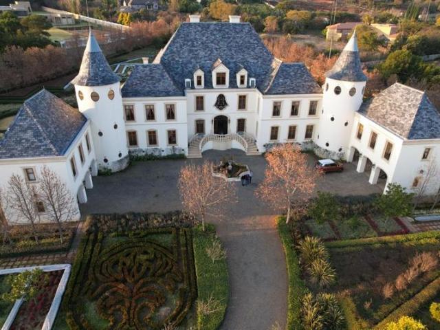 8 Bedroom House in Mooikloof Equestrian Estate
