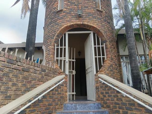8 Bedroom House in Magalieskruin