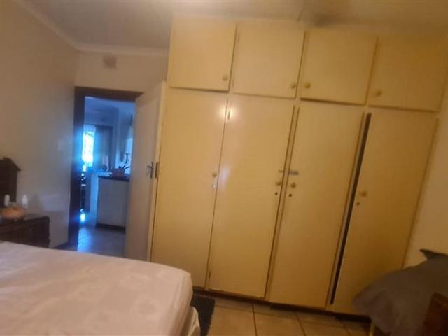 8 Bedroom House in Meerensee