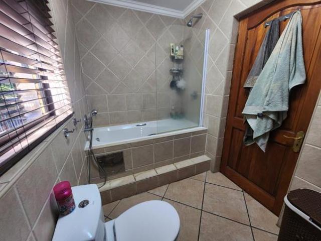 8 Bedroom House in Melodie