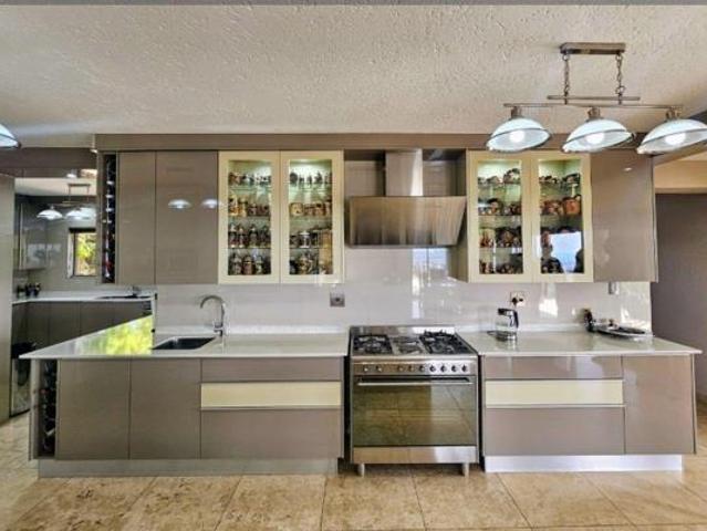 8 Bedroom House in Noordheuwel