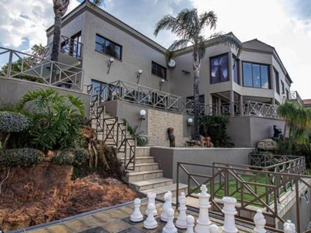8 Bedroom House in Noordheuwel