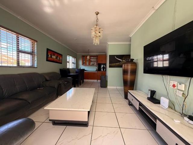 8 Bedroom House in Southfork