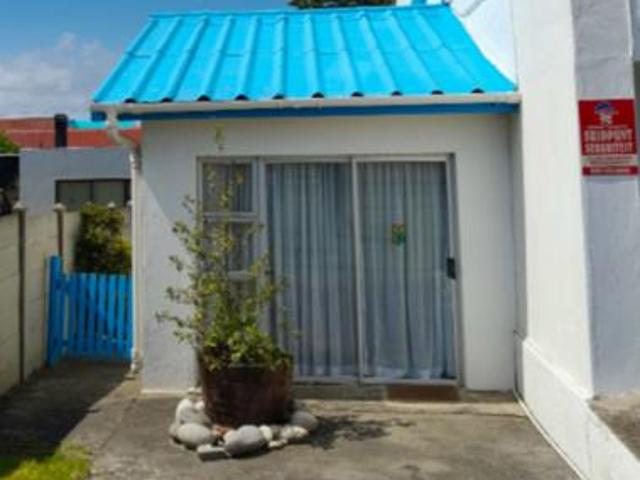 8 Bedroom House in Struisbaai