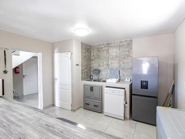 8 Bedroom House in Port Owen