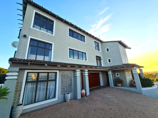 8 Bedroom House in Paradise Beach
