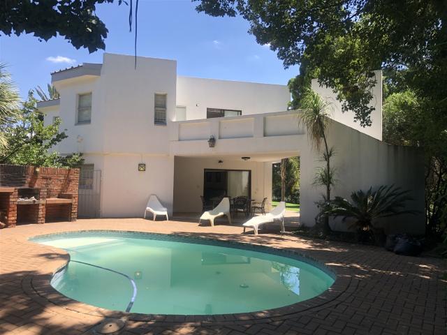 8 Bedroom House in Parys