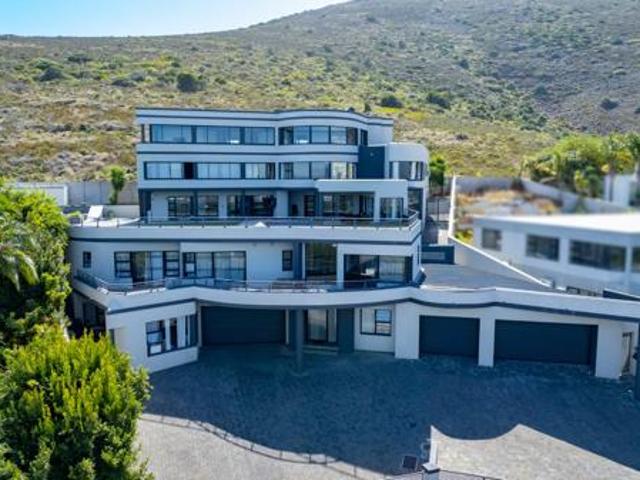 8 Bedroom House in Plattekloof