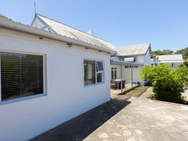 8 Bedroom House in West Bank