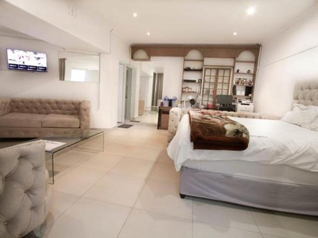 8 Bedroom House in Table View