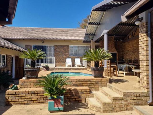 8 Bedroom House in The Reeds