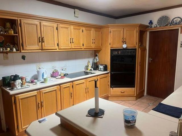 8 Bedroom House in Universitas