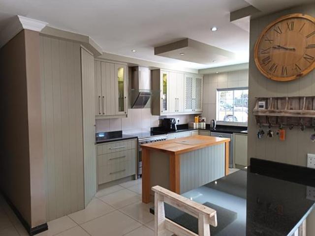 8 Bedroom House in Vaal Marina