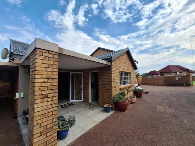 8 Bedroom House in Vaal Marina