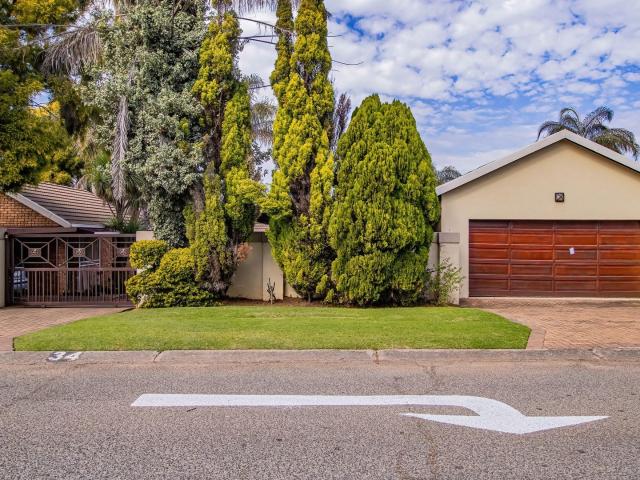 8 Bedroom House in Van Riebeeck Park