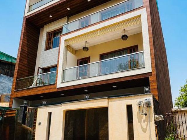 8 BHK Independent House in Gamma II for resale Greater Noida. The reference number is 20291716