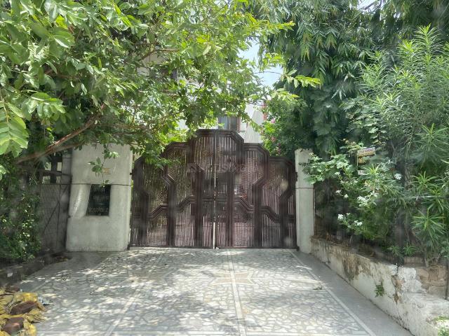 8 BHK Independent House in Sector 15 for resale Gurgaon. The reference number is 17457828
