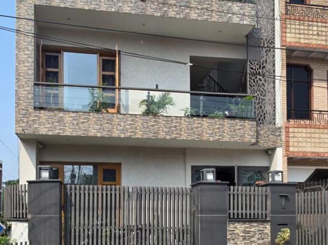 8 BHK Independent House in Sector 42 for resale Chandigarh. The reference number is 17424013