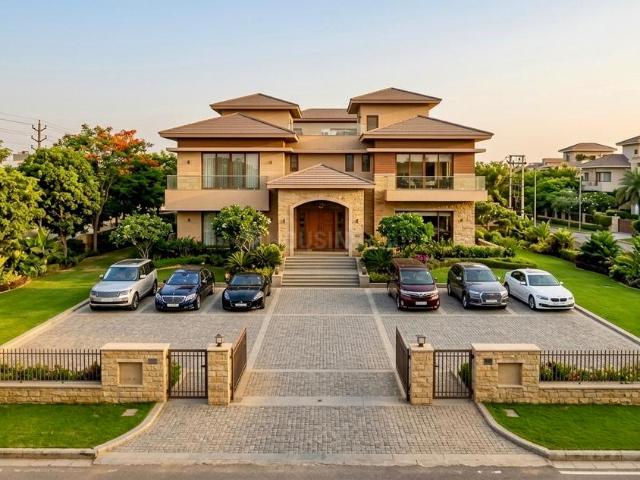 8 BHK Independent House in Sector 8 for resale Chandigarh. The reference number is 20361624