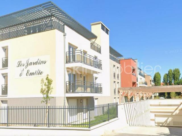 8 Box et 1 place de parking sur 167 m² + ou