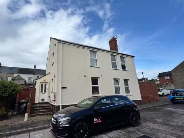 8 Dundela Court