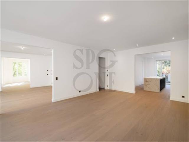 8 Room apartment