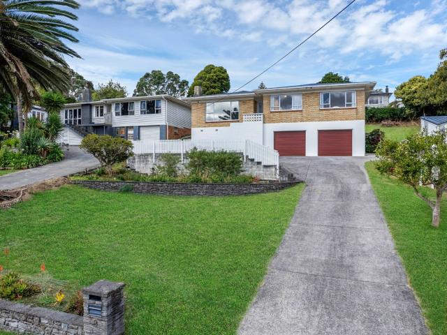 8 Station Road, in the city: Auckland City, area: Pukekohe, price: 1175, latitude: 37.2008, longitude: 174.9098