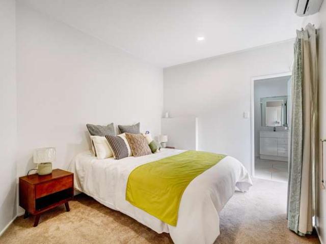 8 Stitchbird Close, Murrays Bay, North Shore City