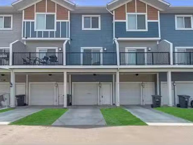 8 Stonehouse Crescent Nw, High River, AB, T1V 0G4 townhouse.