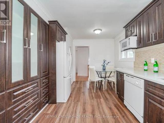 8 Topaz Gate, Toronto, ON, M2M 2Z7 house for sale | Listing ID C12944 | Royal LePage