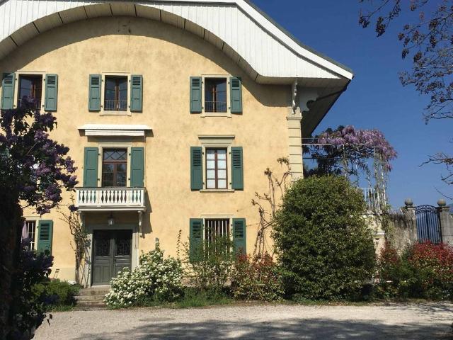 8 Zimmer, 250 m², 1. Stock