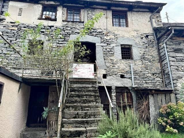 8 Zimmer Tessinerhaus zum Ausbauen mit grosser Terrasse / Ticino house with large terrace