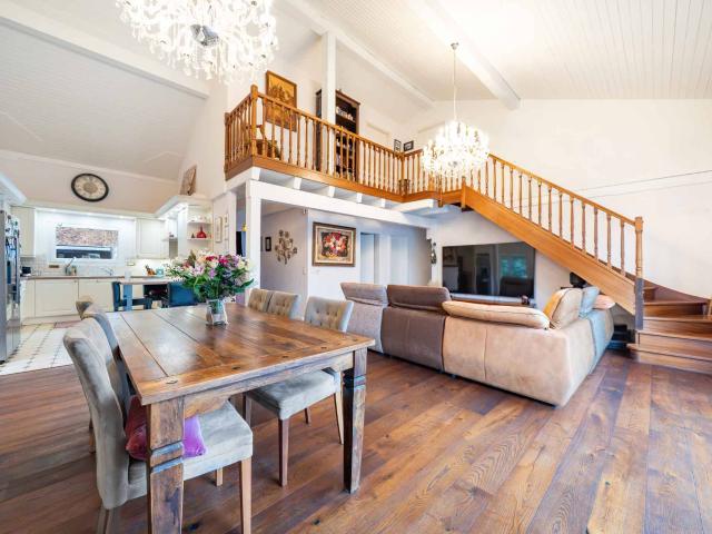 8 Zimmer Villa mit eigenständiger Wohnung und Außenpool