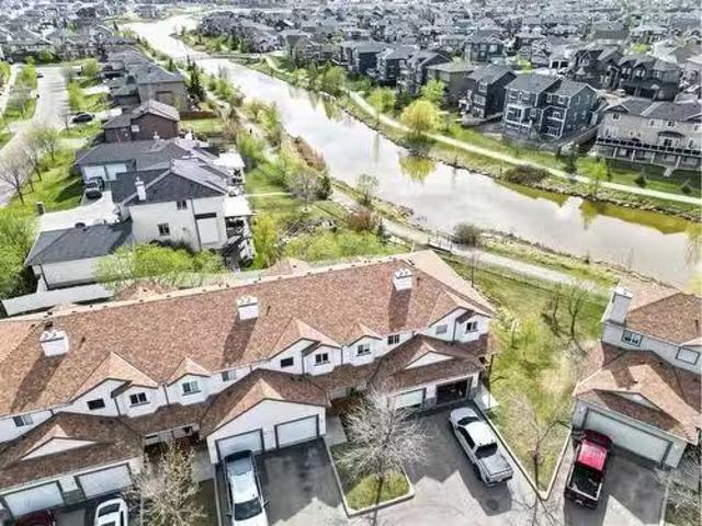 8 156 Canoe Drive Sw, Airdrie, AB, T4B 2Z3 townhouse for sal.