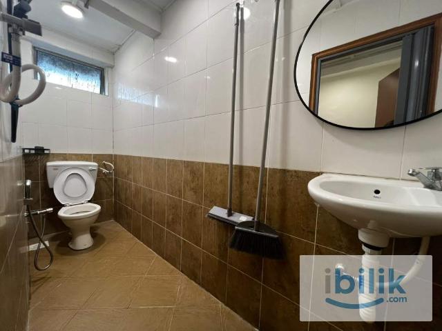 8–10 min walk* – Masjid Jamek / LRT Station *5–7 min drive* – Berjaya Times Square