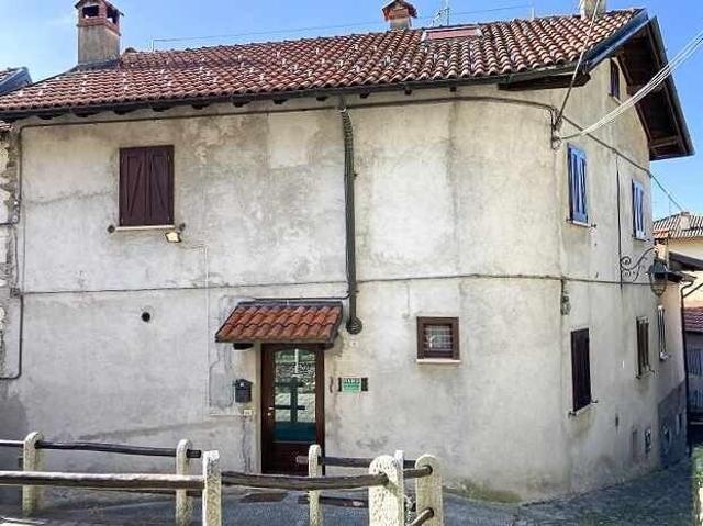 8 1/2 Zimmer Dorfhaus mit Sitzplatz in Italien / house in the core of 8 1/2 rooms with courtyard in Italy