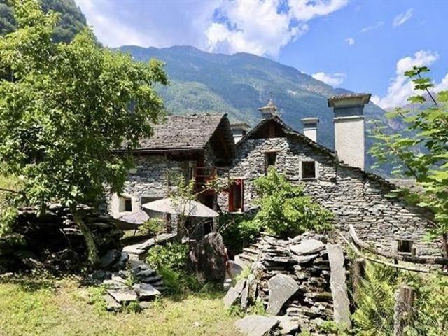 8 1/2 Zimmer Rustico mit Gästerustico und grossem Garten / rustico di 8 1/2 locali con rustico ospiti e grande giardino
