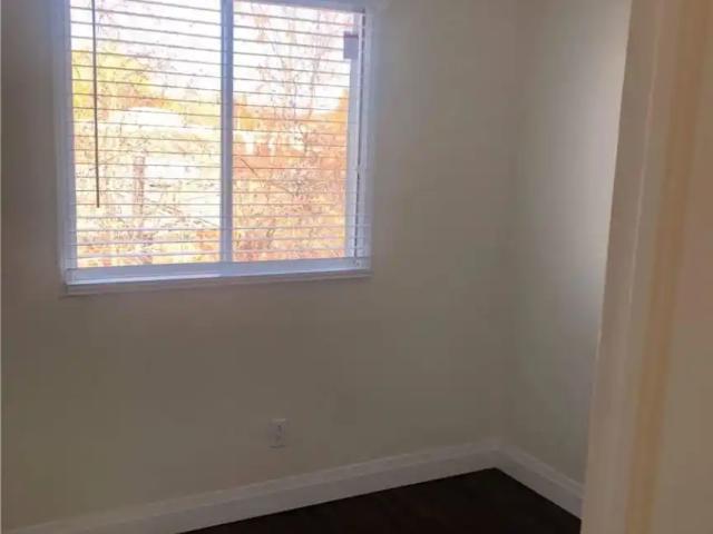 8 2295 MARINE DRIVE