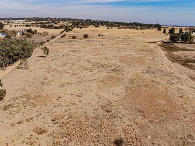 8.6 ha Land available in Knoppieslaagte