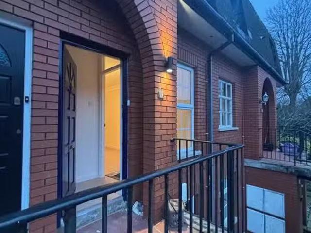 8b Windsor Close