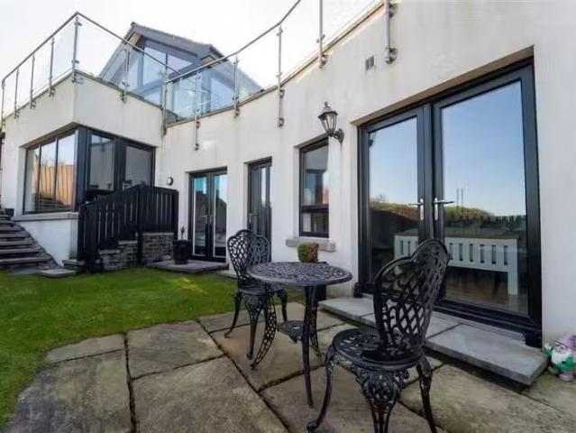 8b Andrews Shorefield