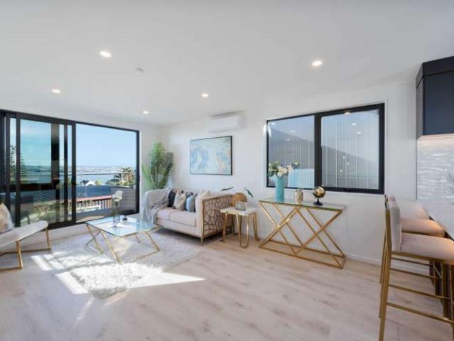 8B Hadfield Street, Beach Haven, North Shore City