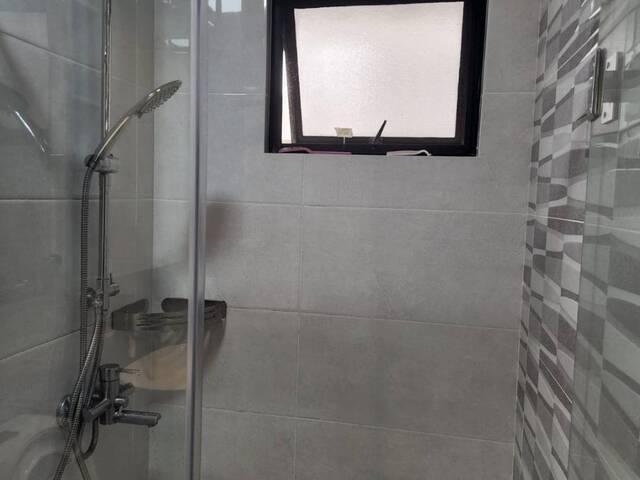8mins walk to Lakeside MRT, Spacious Common room, only share bathroom with 1 female student