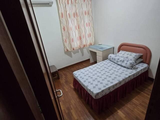 8mins walk to Lakeside MRT, Spacious Common room, only share bathroom with 1 female student