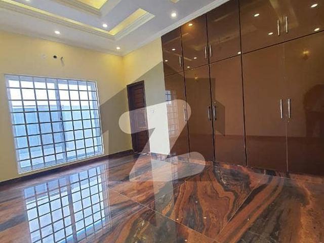 9000 Square Feet Commercial House In Stunning Gulberg Is Available For Sale