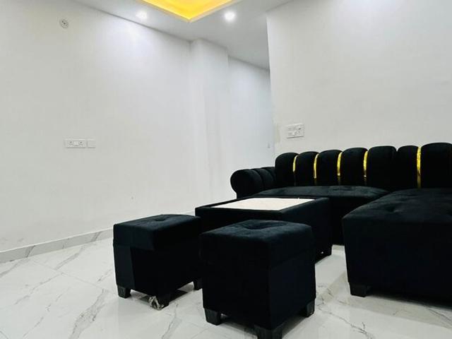 900 Sq.Ft. Builder Floor in Sainik Farm Delhi Listing ID: #10390