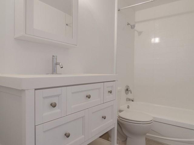 900 Rockland Avenue 2 Bedroom Apartment for Rent at 900 Av Rockland, Montréal, QC H2V 3A2 Outremont