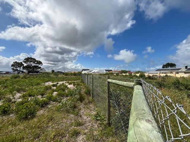 911 m² Land available in Franskraal